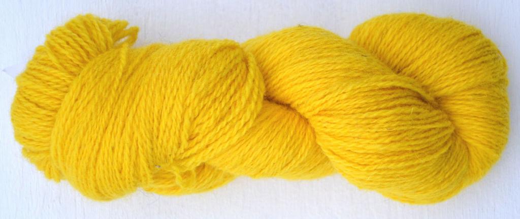 Ullcentrum 6-2-2161 Gelb auf weißer Wolle Yellow on White Wool