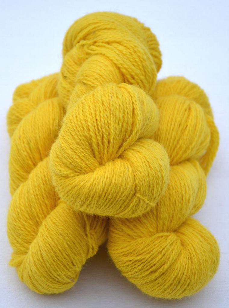 Ullcentrum 6-2-2161 Gelb auf weißer Wolle Yellow on White Wool 2