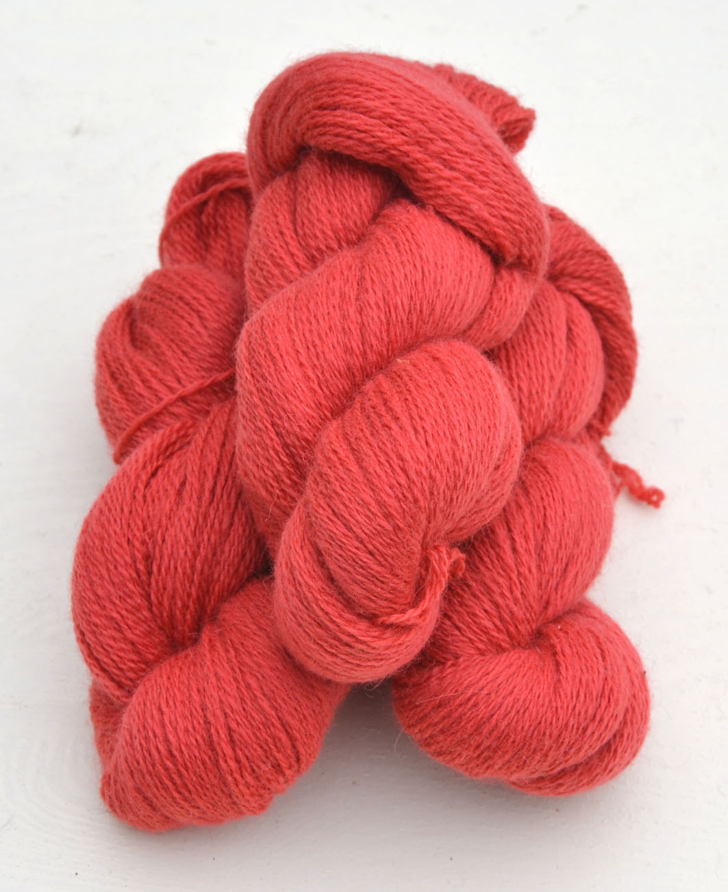 Ullcentrum 6/2-1161 Lachsrosa auf weißer Wolle Salmon pink on White Wool laxrosa